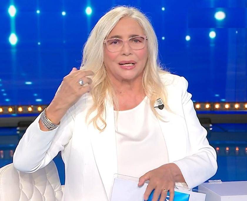 Domenica In, Mara Venier si opera: "Dopo la trasmissione, intervento per maculopatia"