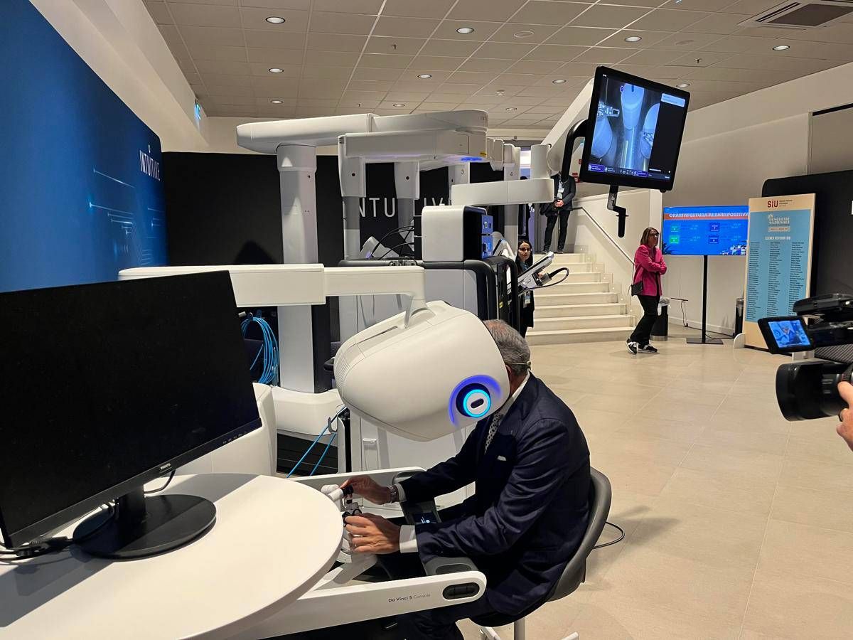 Chirurgia, presentata al Congresso Siu la nuova piattaforma robotica da Vinci 5