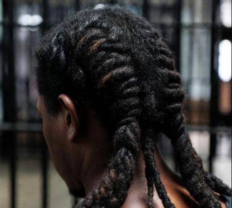 Un uomo con i dreadlock