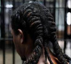 Un uomo con i dreadlock