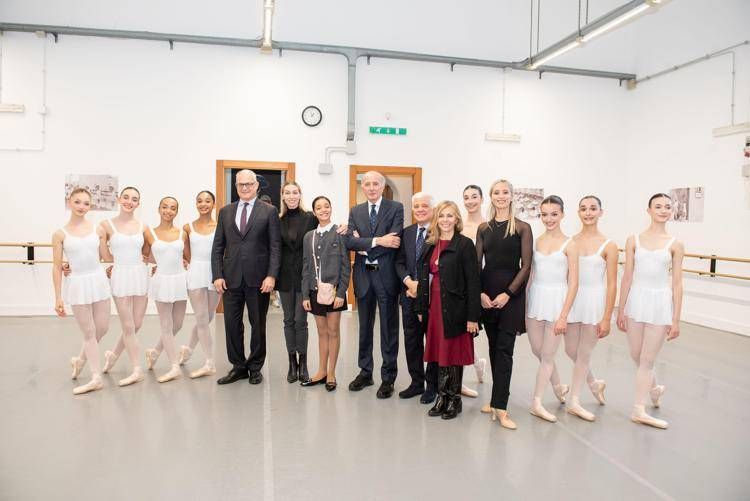 Il sindaco di Roma Roberto Gualtieri accanto alla direttrice del Teatro dell'Opera di Roma e della Scuola di via Ozieri Eleonora Abbagnato, al sovrintendente Francesco Giambrone, a Franco Petrassi,  presidente di Fondazione Roma, a Lia Maria Ibanez Silva, ministro consigliere dell'ambasciata colombiana, ad alcune giovani allieve