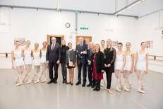 Il sindaco di Roma Roberto Gualtieri accanto alla direttrice del Teatro dell'Opera di Roma e della Scuola di via Ozieri Eleonora Abbagnato, al sovrintendente Francesco Giambrone, a Franco Petrassi,  presidente di Fondazione Roma, a Lia Maria Ibanez Silva, ministro consigliere dell'ambasciata colombiana, ad alcune giovani allieve