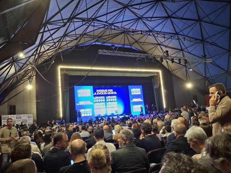 Regionali Puglia, il palco del comizio del centrodestra per Lobuono