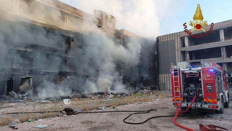 L'edificio in fiamme