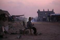 Gaza, bimba seduta in strada - Afp