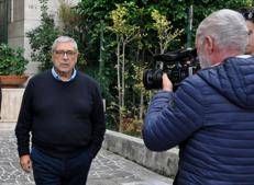 Cuffaro sotto casa  durante la perquisizione dei carabinieri - Ipa