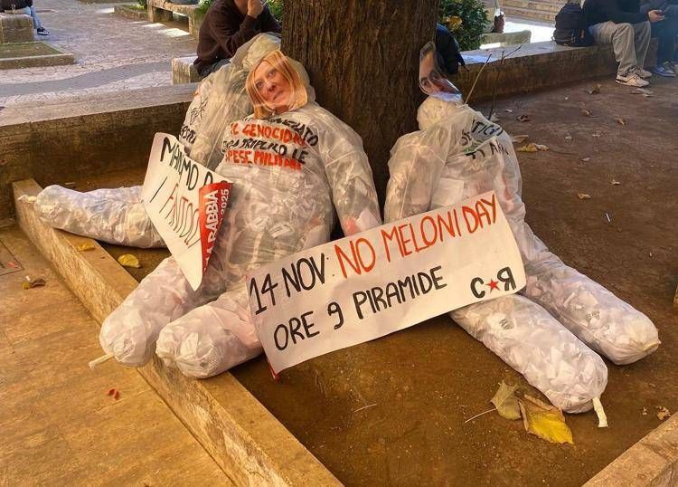 Fantocci con il volto di Meloni e Gasparri alla Sapienza. Il senatore: 