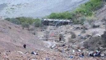 Incidente nel sud del Perù, bus finisce in un burrone: almeno 37 morti
