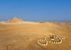 Michelangelo Pistoletto tra le piramidi di Giza
