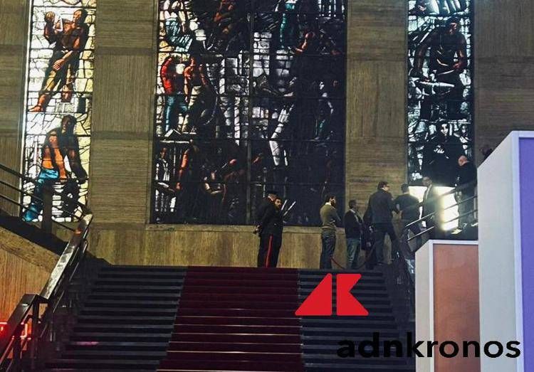 La parte inferiore destra della vetrata è in frantumi, foto Adnkronos