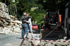 Due abitanti di Accumoli dopo il terremoto (Fotogramma)