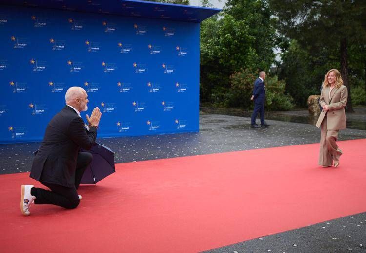 Edi Rama in ginocchio per Meloni lo scorso maggio a Tirana - Fotogramma /Ipa
