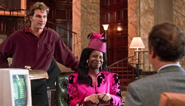 Whoopi Goldberg con Patrick Swayze in una indimenticabile scena di 