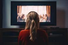 Una donna guarda un film in tv - 

