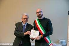 Giorgio Germani (Fondazione Sodalitas) premia il Vicesindaco di Vimodrone Marco Albertini.