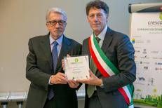 Giorgio Germani (Fondazione Sodalitas) premia il Sindaco di Portici Vincenzo Cuomo