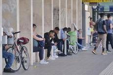 Passeggeri in attesa del treno (Fotogramma)