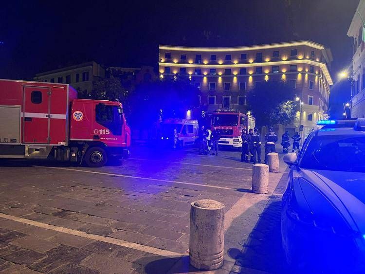 L'intervento dei vigili del fuoco, foto Adnkronos
