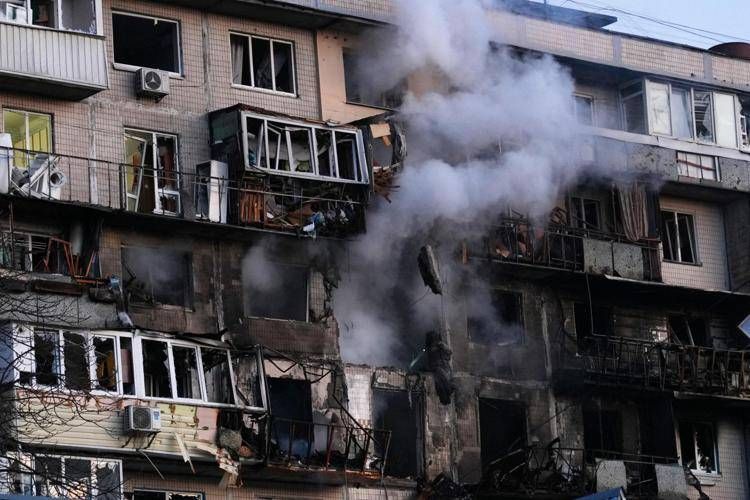 Ucraina, fumo da un palazzo a Kiev dopo il massiccio attacco dalla Russia