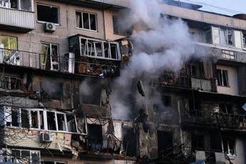 Ucraina, fumo da un palazzo a Kiev dopo il massiccio attacco dalla Russia