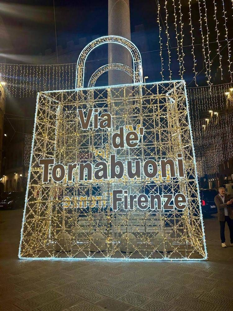 Via de' Tornabuoni illumina il Natale a Firenze