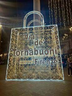 Via de' Tornabuoni illumina il Natale a Firenze