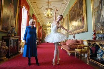 Gb, Camilla 'dancing queen': l'étoile Lee le regala un paio di scarpette di danza