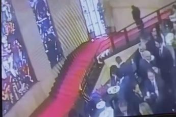 Roma, ecco il momento in cui l'assessore sardo inciampa e sfonda vetrata di Sironi al Mimit - Video