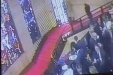 Roma, assessore sardo inciampa e sfonda vetrata di Sironi al Mimit: ecco il momento della caduta - Video