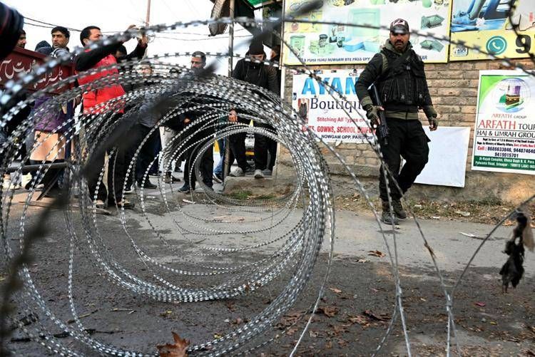 India, agente sul luogo dell'esplosione della stazione di polizia di Nowgam, nel Kashmir - Afp