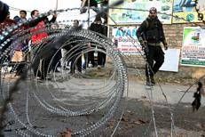 India, agente sul luogo dell'esplosione della stazione di polizia di Nowgam, nel Kashmir - Afp