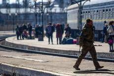 Ucraina, passeggeri e soldato in stazione - Fotogramma /Ipa
