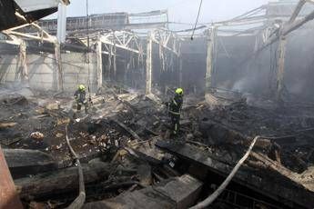 Ucraina, macerie a Dnipro dopo un raid russo - Fotogramma /Ipa