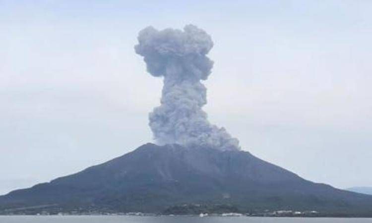 Il vulcano Sakurajima si 'risveglia': alta colonna di cenere e fumo