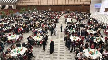 Papa a tavola coi poveri, appello ai governi: 