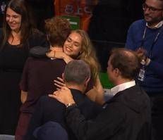 L'abbraccio tra Sinner e Laila Hasanovic