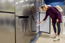 Donna sceglie il frigorifero