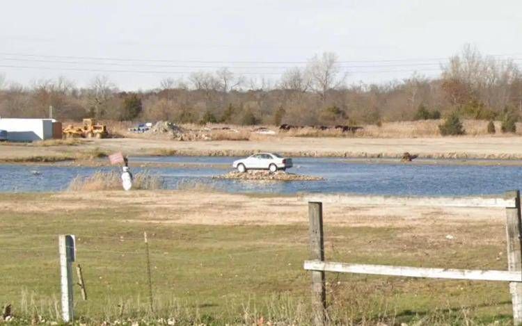 volvo_island image Volvo Island, l’isola bizzarra dove una Volvo S80 è parcheggiata da più di un decennio