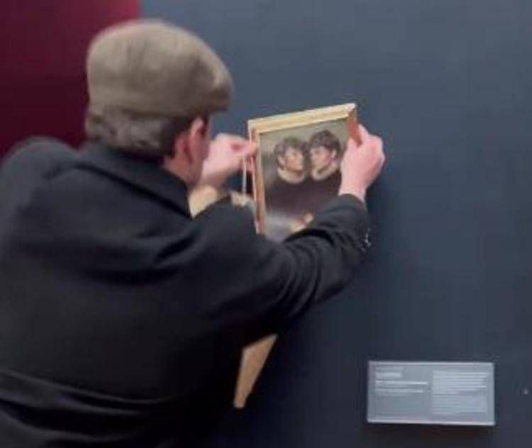 louvre_neal_senne image Tiktoker appendono il loro ritratto vicino alla Gioconda