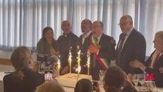 Roma, Carlo Verdone sindaco per un giorno: torta di compleanno al centro anziani La Storta - Video