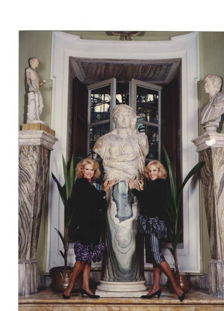 Le gemelle Kessler in abiti Gattinoni