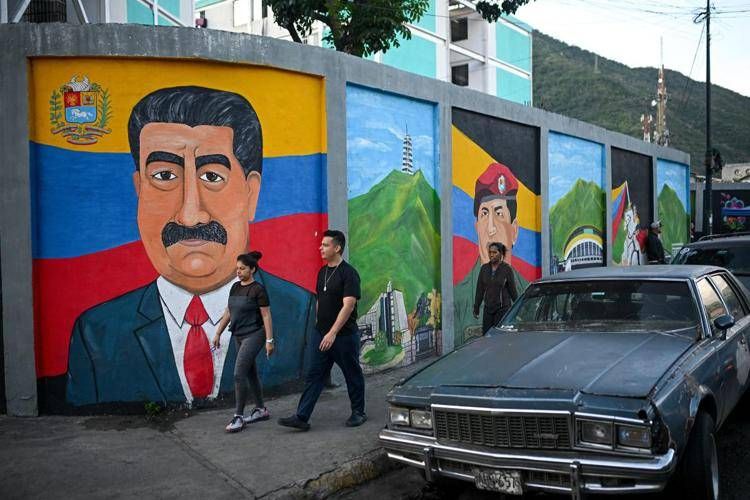 Murales di Maduro in Venezuela - (Afp)
