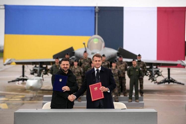 Zelensky e Macron firmano l'accordo per 100 caccia Rafale a Kiev - Afp