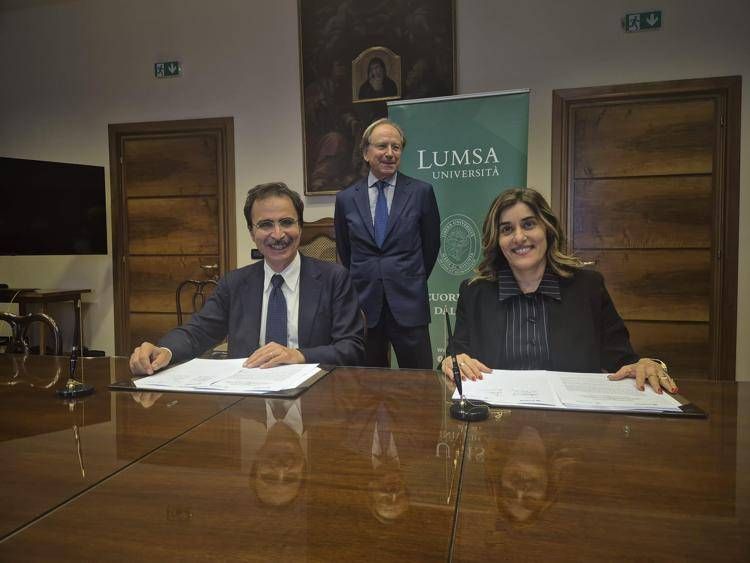 La firma dell'accordo fra il rettore Bonini e il direttore generale Gujral