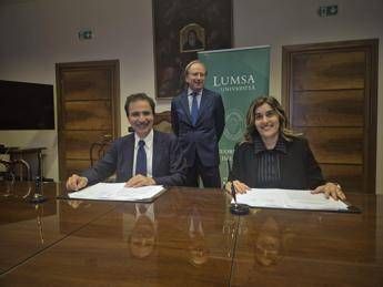 La firma dell'accordo fra il rettore Bonini e il direttore generale Gujral