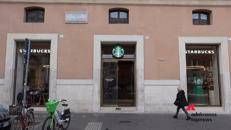 Starbucks celebra un anno del flagship romano: tra arte, caffè e comunità