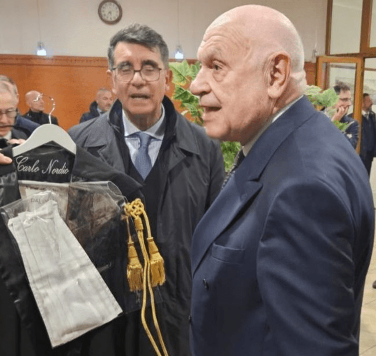 Carceri,durante visita a Secondigliano Nordio riceve una toga fatta da detenuti