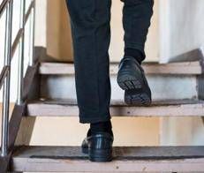 Una persona anziana sale le scale