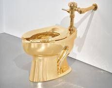 Wc d'oro di Cattelan vola all'asta, 'America' venduta per 12,1 mln dollari
