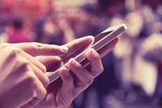 Persona che guarda lo smartphone - ()